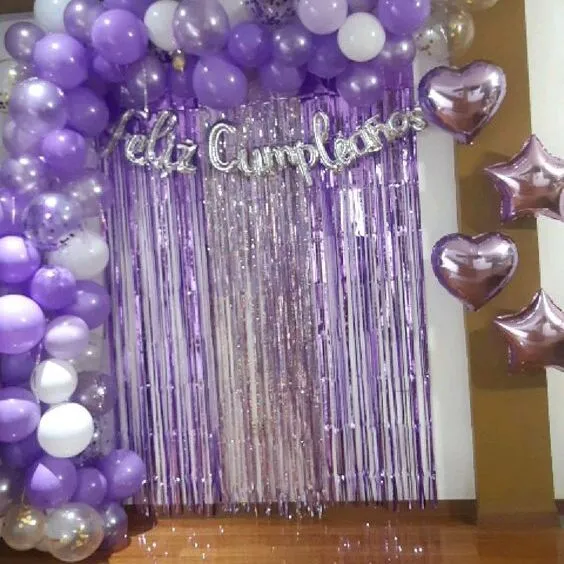 decoracion de fiesta con cortina metalica y globos