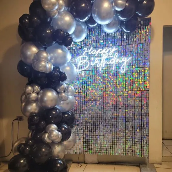 decoracion con globos negro y plateado